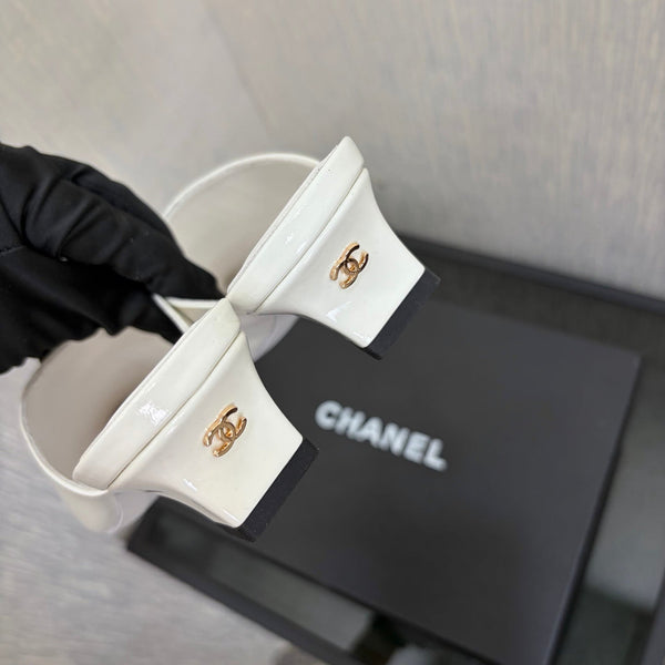 CC 2026 Mule à Bout Pointu 4cm Cuir Verni Blanc 688710