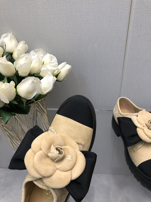 CC 26s Camellia Lug Sole Loafers Black Beige Cotton Suede 673051