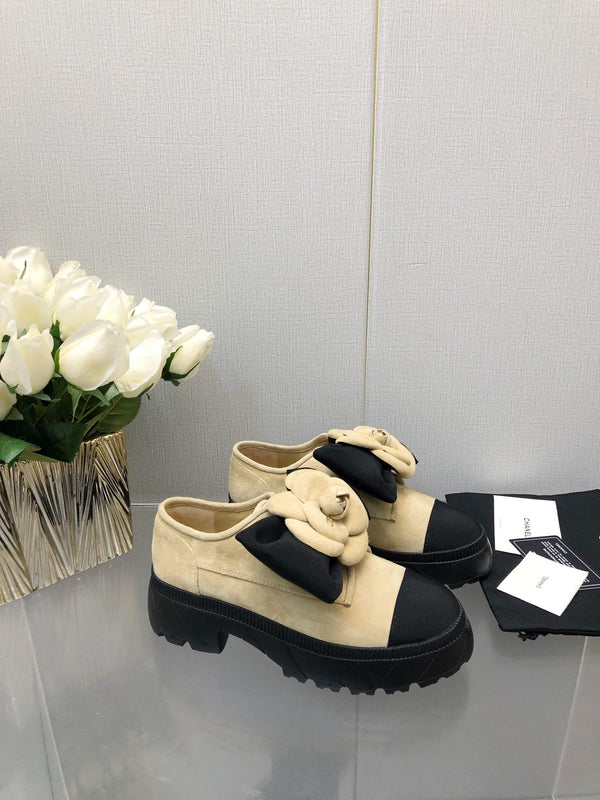 CC 26s Camellia Lug Sole Loafers Black Beige Cotton Suede 673051