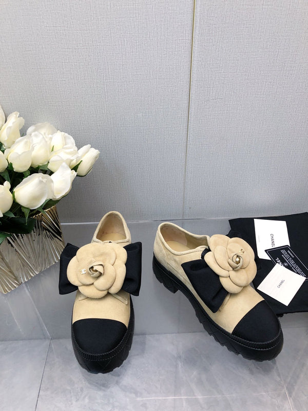 CC 26s Camellia Lug Sole Loafers Black Beige Cotton Suede 673051
