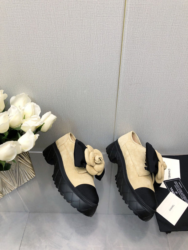 CC 26s Camellia Lug Sole Loafers Black Beige Cotton Suede 673051