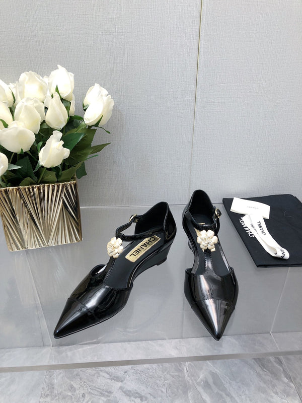 CAMELLIA CAP JANE SANDALS IN BLACK LAMBSKI