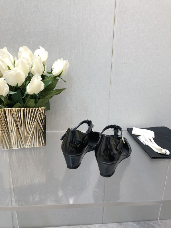 CAMELLIA CAP JANE SANDALS IN BLACK LAMBSKI