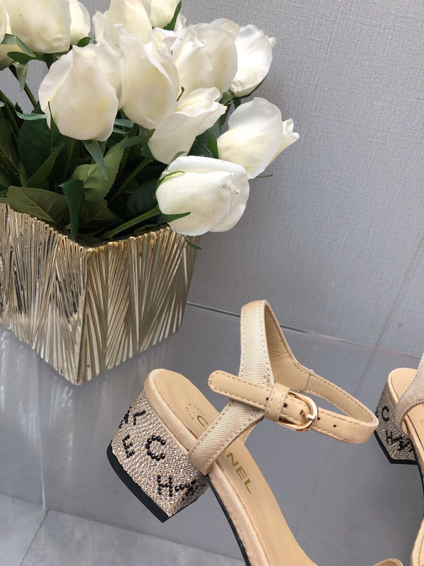 SANDALO CON TACCO A BLOCCO E CRISTALLI 5 CM IN TESSUTO MARRONE SABBIA