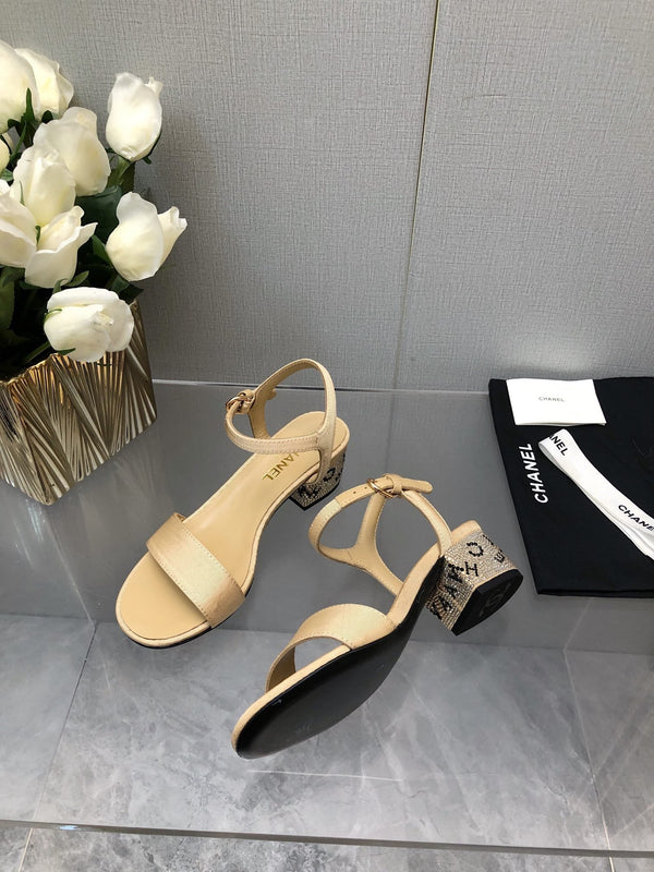 SANDALO CON TACCO A BLOCCO E CRISTALLI 5 CM IN TESSUTO MARRONE SABBIA