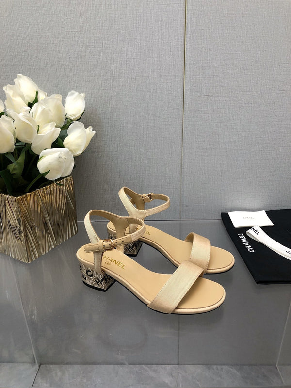 SANDALO CON TACCO A BLOCCO E CRISTALLI 5 CM IN TESSUTO MARRONE SABBIA