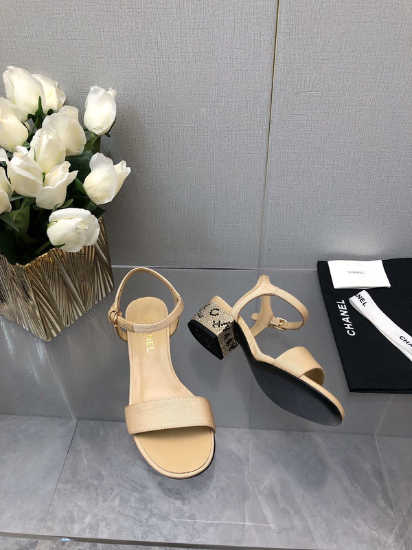 SANDALO CON TACCO A BLOCCO E CRISTALLI 5 CM IN TESSUTO MARRONE SABBIA