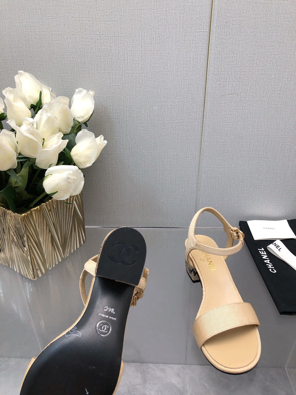 SANDALO CON TACCO A BLOCCO E CRISTALLI 5 CM IN TESSUTO MARRONE SABBIA