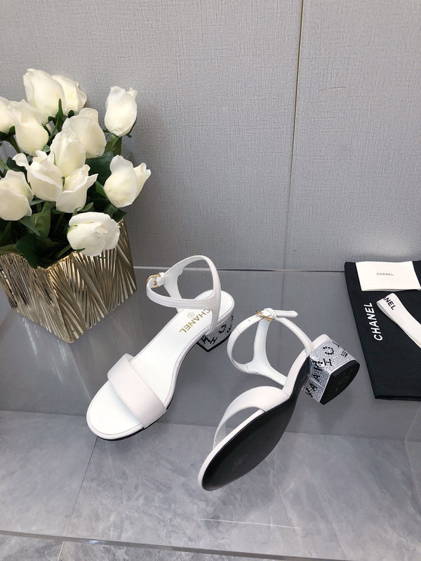 SANDALO CON TACCO A BLOCCO E CRISTALLI 5 CM IN TESSUTO BIANCO