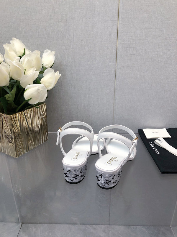 SANDALO CON TACCO A BLOCCO E CRISTALLI 5 CM IN TESSUTO BIANCO