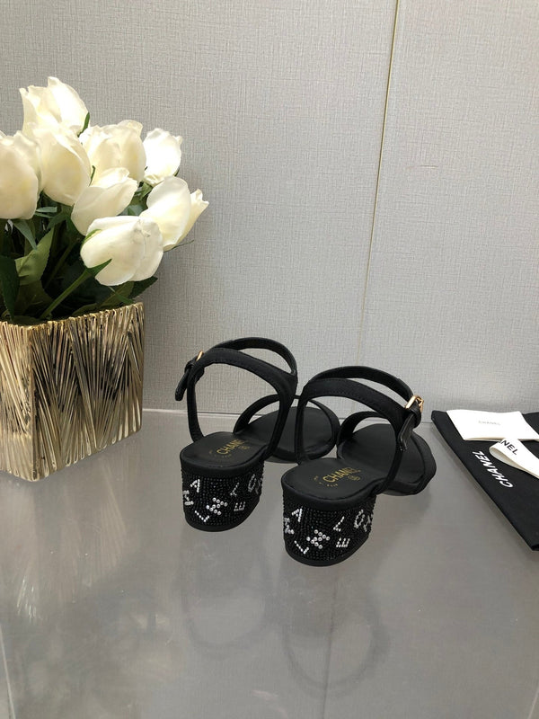 SANDALO CON TACCO A BLOCCO E CRISTALLI 5 CM IN TESSUTO NERO