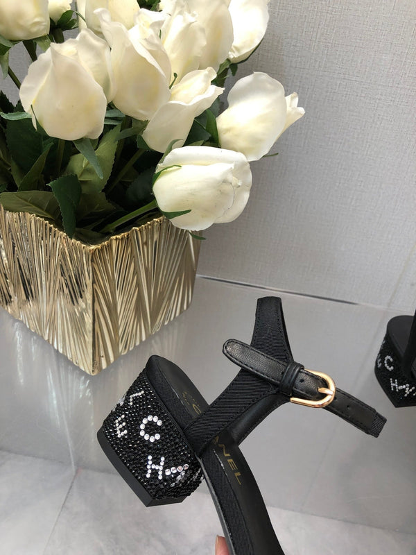 SANDALO CON TACCO A BLOCCO E CRISTALLI 5 CM IN TESSUTO NERO