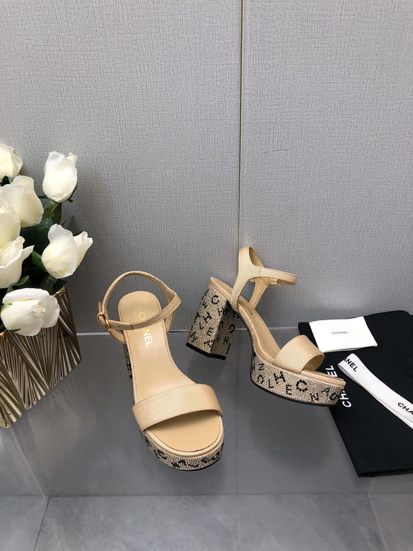 SANDALO CON TACCO A BLOCCO E CRISTALLI 9 CM IN TESSUTO MARRONE SABBIA