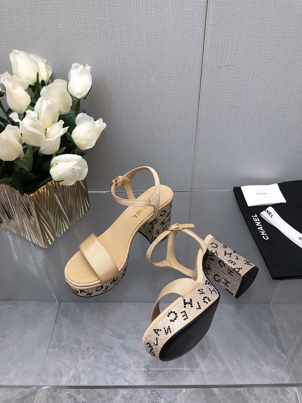 SANDALO CON TACCO A BLOCCO E CRISTALLI 9 CM IN TESSUTO MARRONE SABBIA