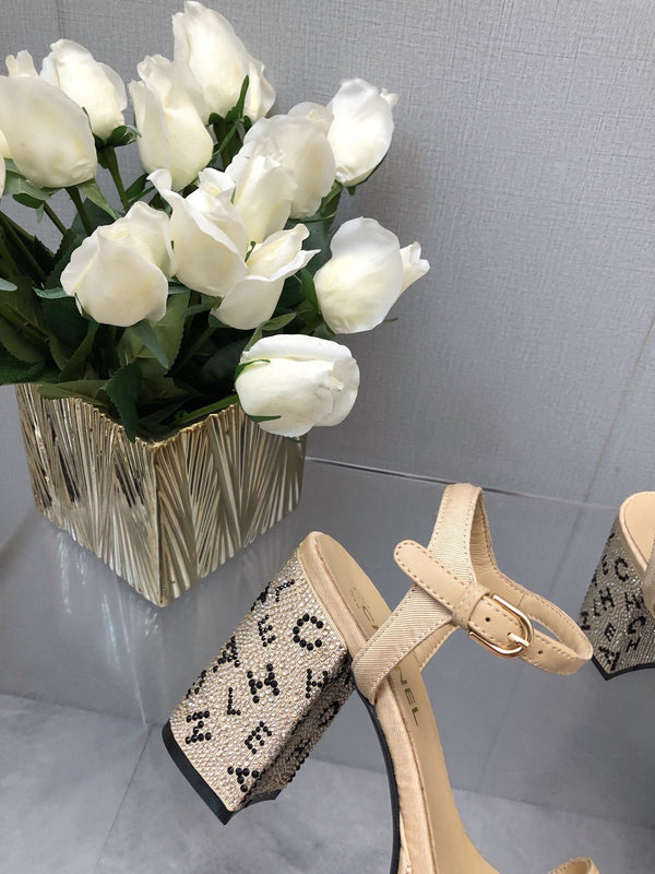 SANDALO CON TACCO A BLOCCO E CRISTALLI 9 CM IN TESSUTO MARRONE SABBIA