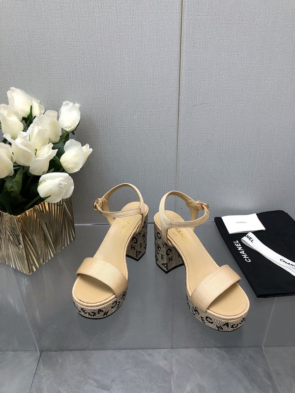 SANDALO CON TACCO A BLOCCO E CRISTALLI 9 CM IN TESSUTO MARRONE SABBIA