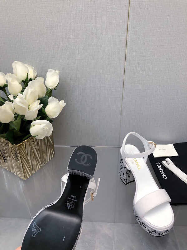 SANDALO CON TACCO A BLOCCO E CRISTALLI 9 CM IN TESSUTO BIANCO