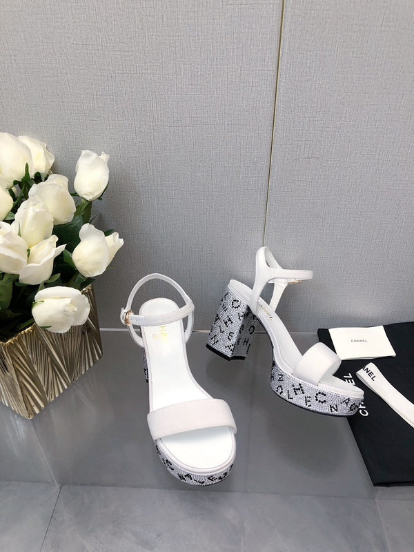 SANDALO CON TACCO A BLOCCO E CRISTALLI 9 CM IN TESSUTO BIANCO