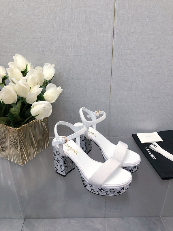 SANDALO CON TACCO A BLOCCO E CRISTALLI 9 CM IN TESSUTO BIANCO