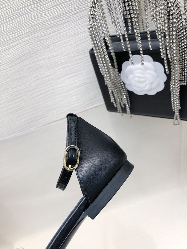 SANDALO CAVATO IN PELLE DI AGNELLO NERA CON CAMELLIA