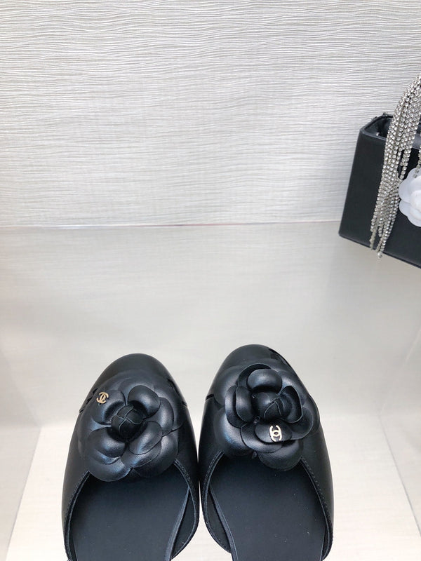 SANDALO CAVATO IN PELLE DI AGNELLO NERA CON CAMELLIA