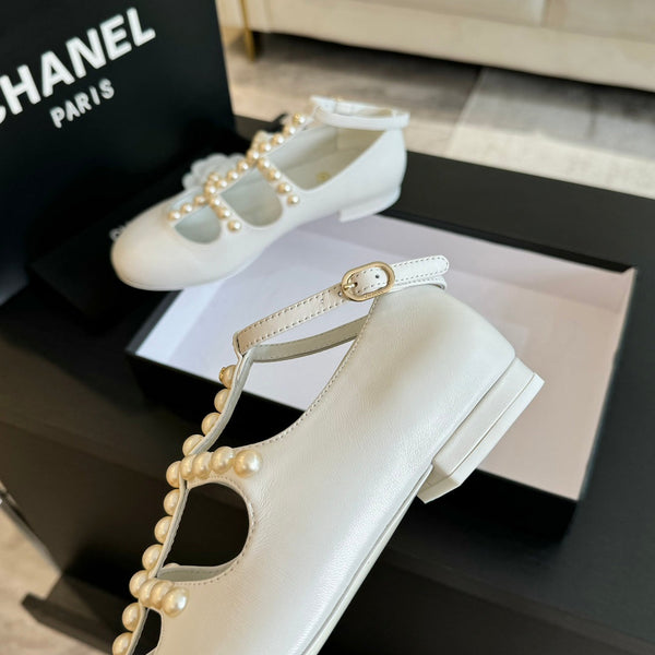 SCARPE MARY JANE IN PELLE DI CAPRA BIANCA CON PERLA FINTA