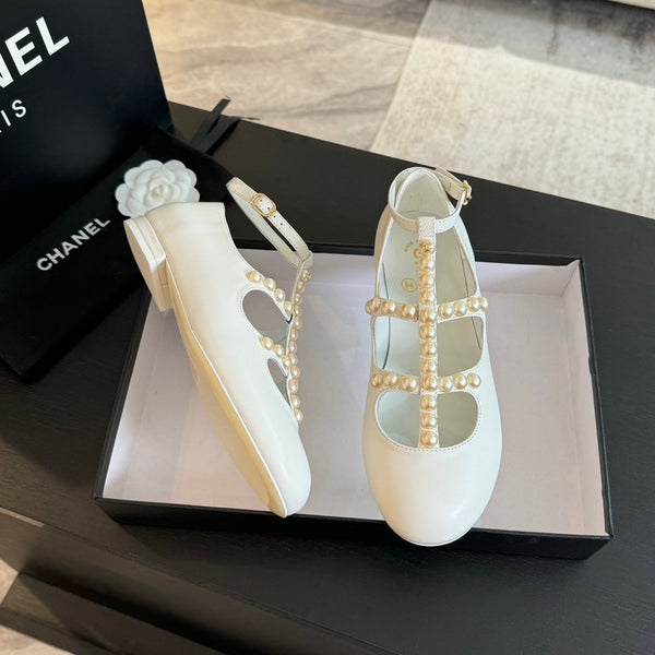 SCARPE MARY JANE IN PELLE DI CAPRA BIANCA CON PERLA FINTA