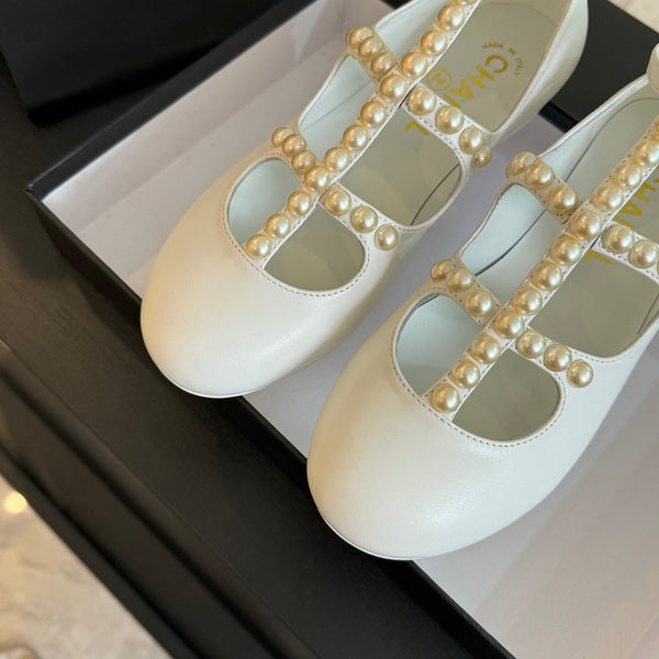 SCARPE MARY JANE IN PELLE DI CAPRA BIANCA CON PERLA FINTA