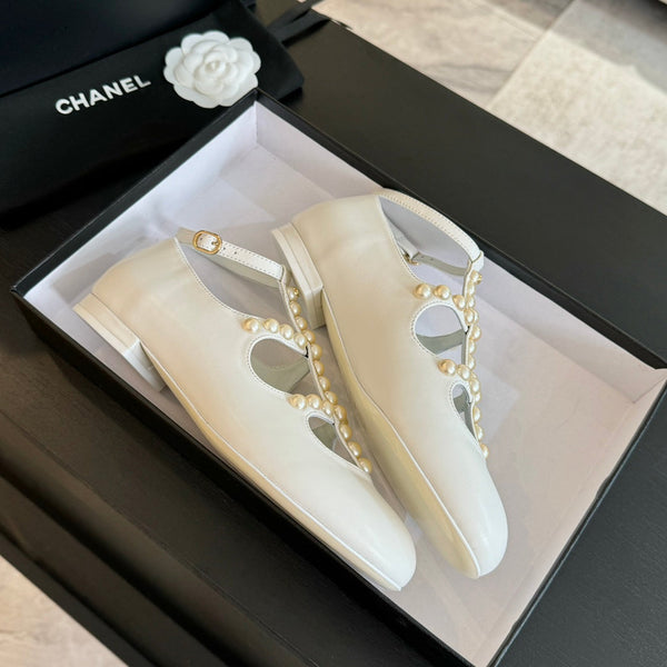 SCARPE MARY JANE IN PELLE DI CAPRA BIANCA CON PERLA FINTA