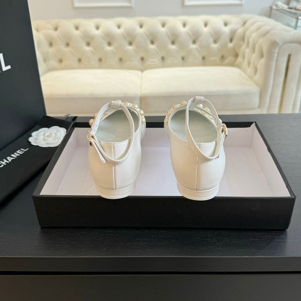 SCARPE MARY JANE IN PELLE DI CAPRA BIANCA CON PERLA FINTA