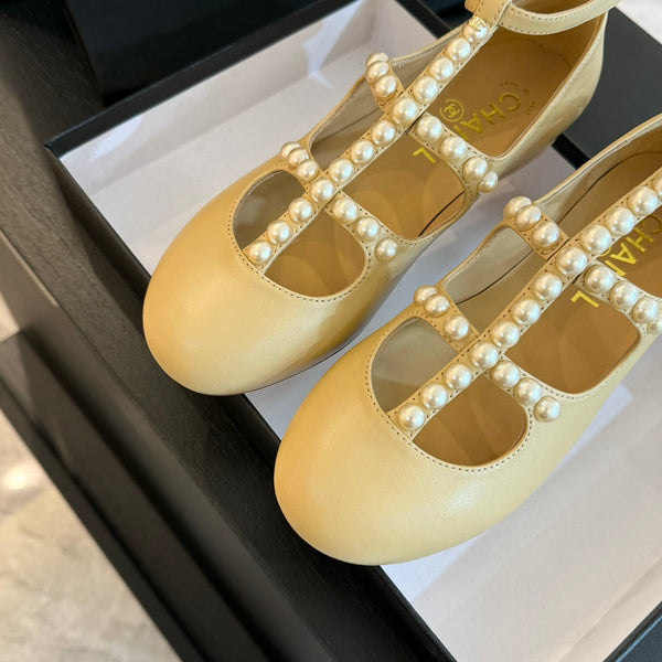 SCARPE MARY JANE IN PELLE DI CAPRA GIALLO CHIARO CON PERLA FINTA
