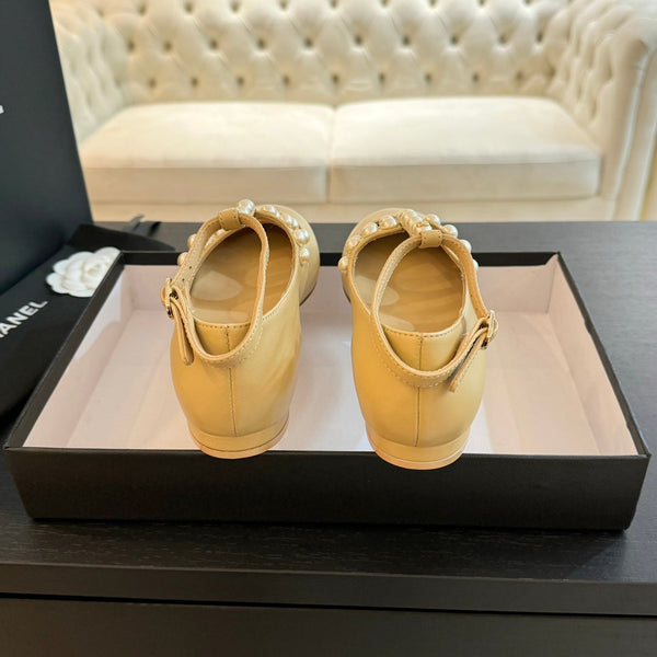 SCARPE MARY JANE IN PELLE DI CAPRA GIALLO CHIARO CON PERLA FINTA