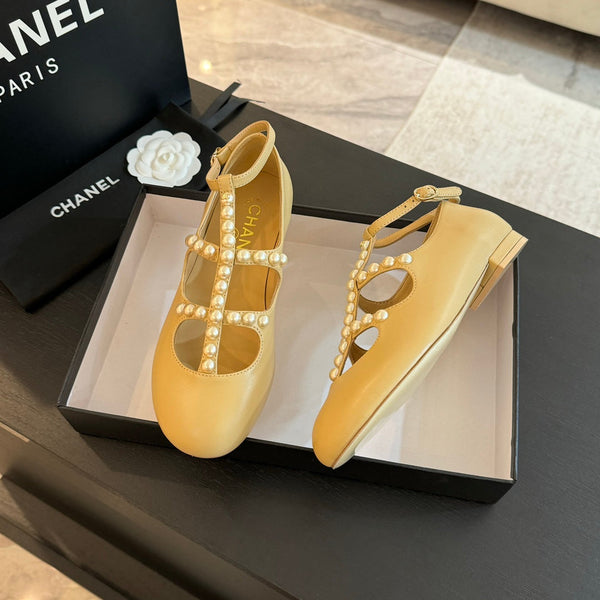SCARPE MARY JANE IN PELLE DI CAPRA GIALLO CHIARO CON PERLA FINTA