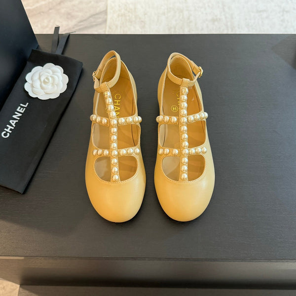 SCARPE MARY JANE IN PELLE DI CAPRA GIALLO CHIARO CON PERLA FINTA