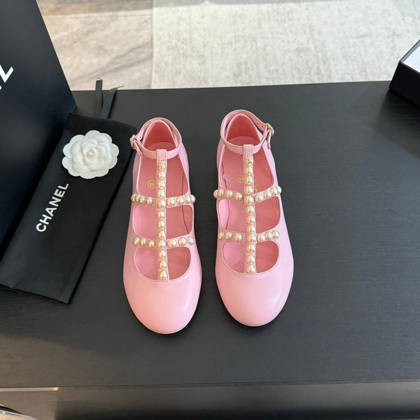 SCARPE MARY JANE IN PELLE DI CAPRA ROSA CHIARO CON PERLA FINTA