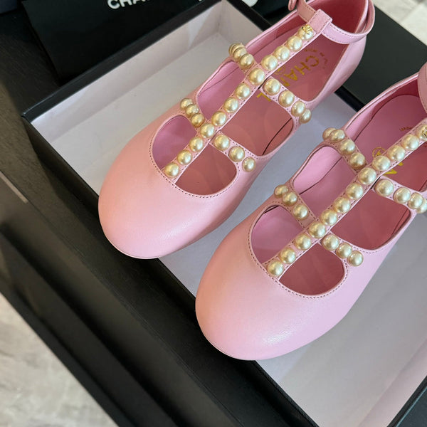 SCARPE MARY JANE IN PELLE DI CAPRA ROSA CHIARO CON PERLA FINTA