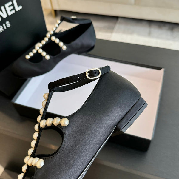 SCARPE MARY JANE IN PELLE DI CAPRA NERA CON PERLA FINTA