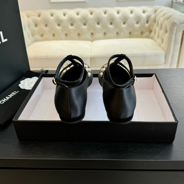 SCARPE MARY JANE IN PELLE DI CAPRA NERA CON PERLA FINTA