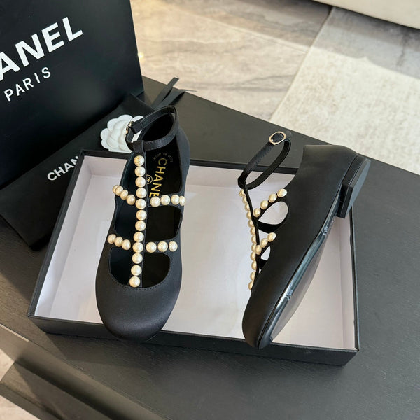 SCARPE MARY JANE IN PELLE DI CAPRA NERA CON PERLA FINTA