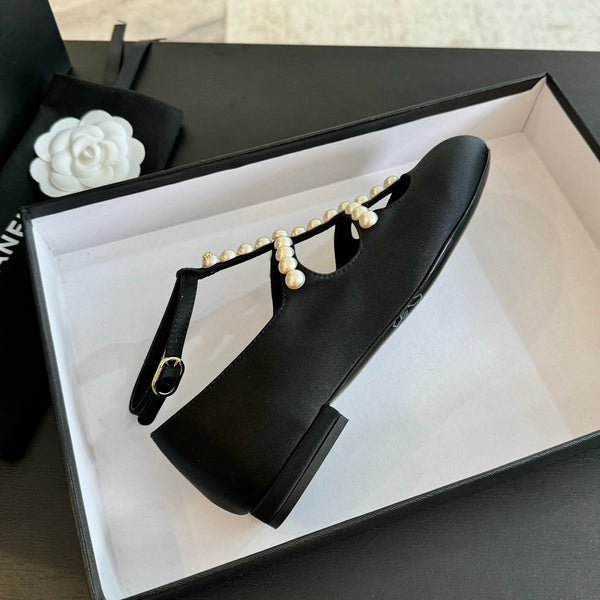 SCARPE MARY JANE IN PELLE DI CAPRA NERA CON PERLA FINTA