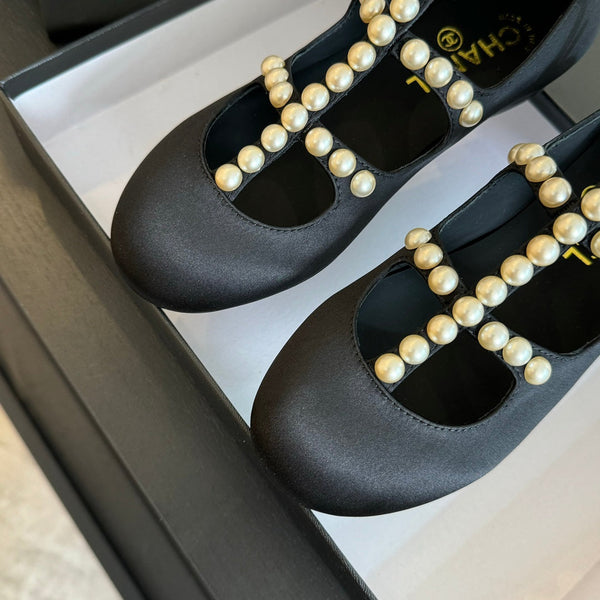 SCARPE MARY JANE IN PELLE DI CAPRA NERA CON PERLA FINTA