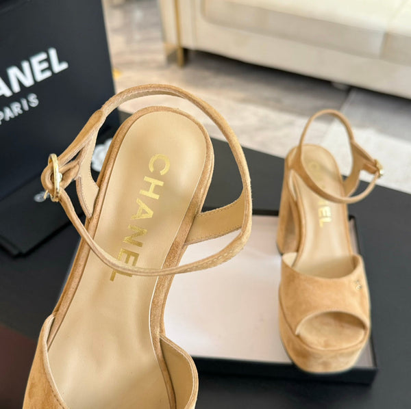 SANDALI CON TACCO ALTO E PLATEAU IN CAMOSCIO GIALLO SABBIA