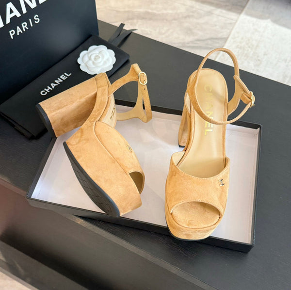 SANDALI CON TACCO ALTO E PLATEAU IN CAMOSCIO GIALLO SABBIA