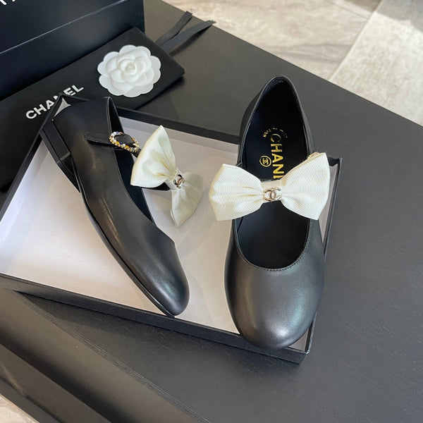 BALLERINA IN PELLE NERA CON FIOCCO BIANCO