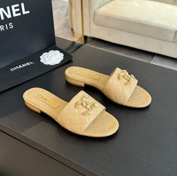 PANTOFOLE IN PELLE DI AGNELLO TRAPUNTATA BEIGE CREMA