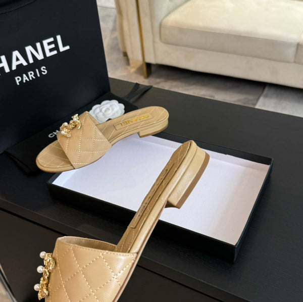 PANTOFOLE IN PELLE DI AGNELLO TRAPUNTATA BEIGE CREMA