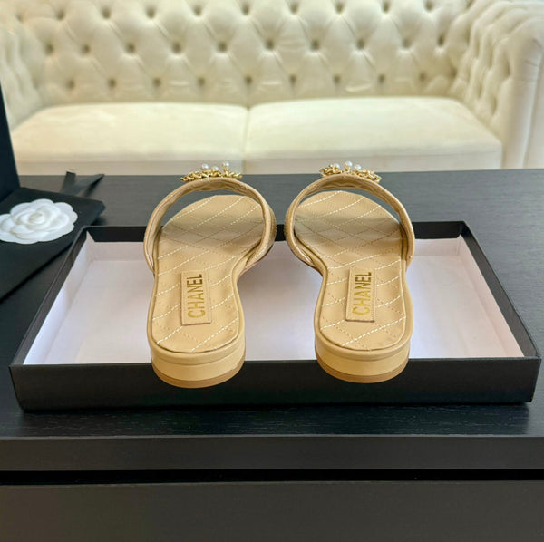 PANTOFOLE IN PELLE DI AGNELLO TRAPUNTATA BEIGE CREMA