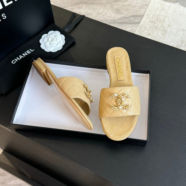 PANTOFOLE IN PELLE DI AGNELLO TRAPUNTATA BEIGE CREMA