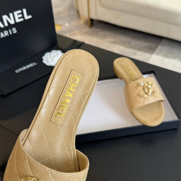 PANTOFOLE IN PELLE DI AGNELLO TRAPUNTATA BEIGE CREMA