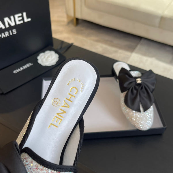BIG BOW FLAT MULE SANDALS IN WHITE SILK WITH GLITTER SEQUINS